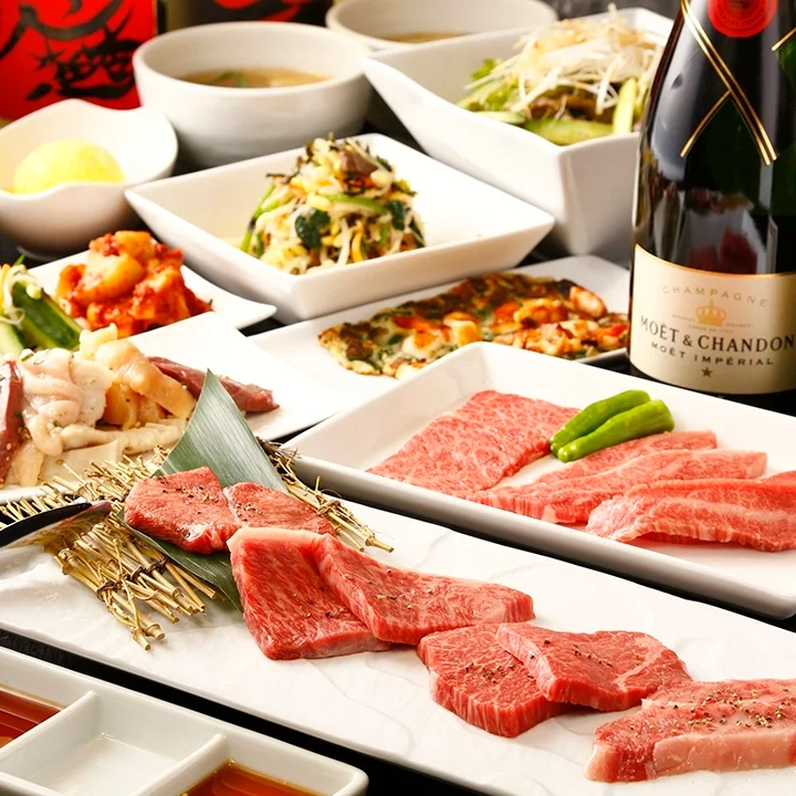 焼肉の盛り合わせとワインを並べた一卓