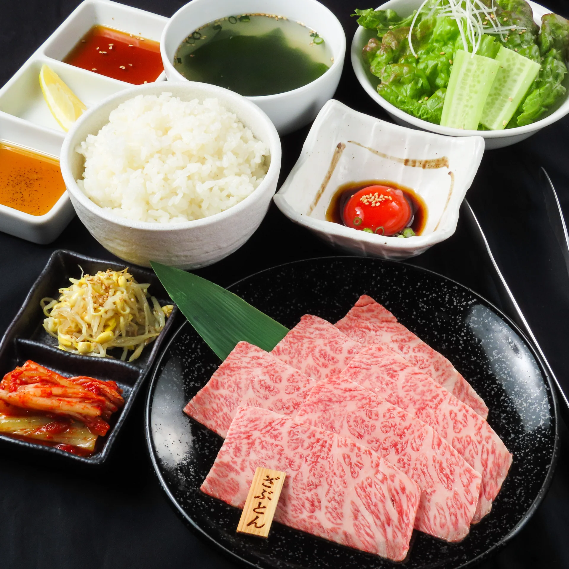 黒毛和牛とご飯、サラダを揃えたランチセット