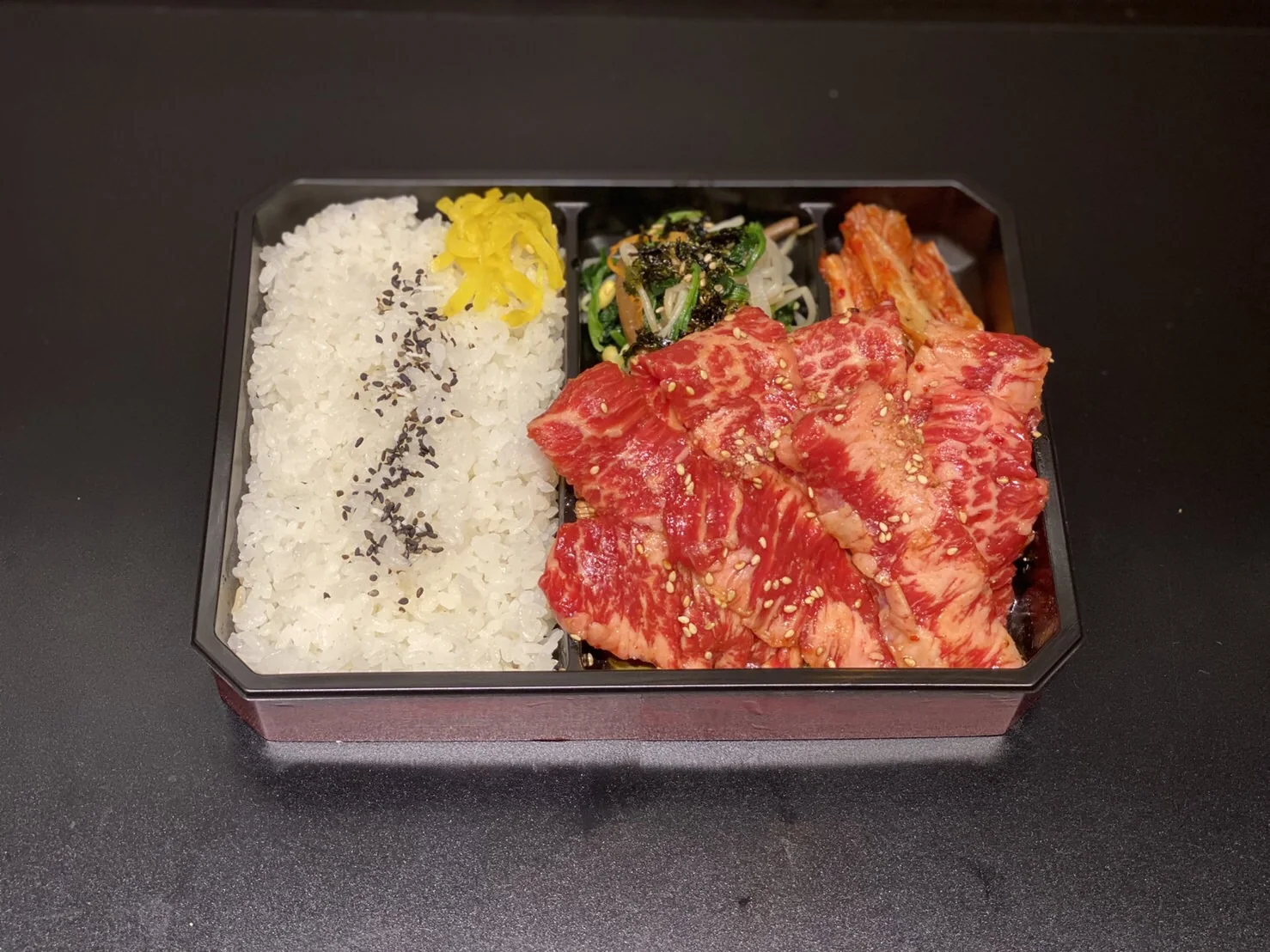ご飯と焼肉、キムチを詰めたテイクアウト弁当