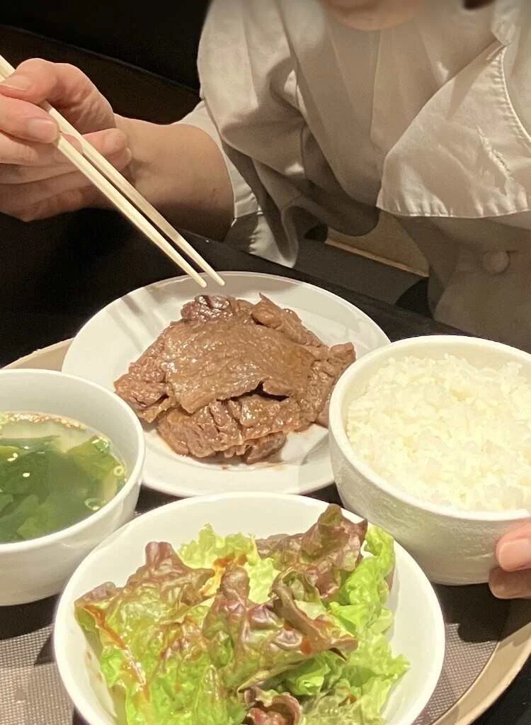 まかないの焼肉とご飯、スープ、サラダ