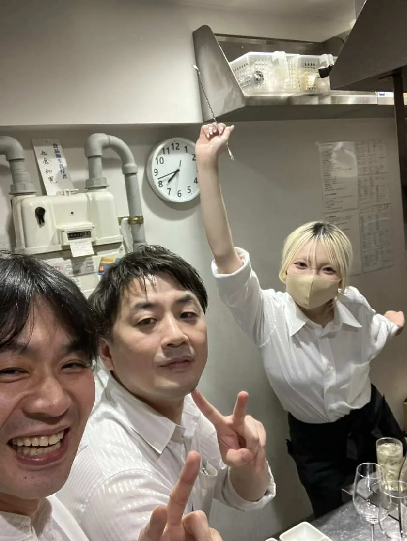 休憩中に笑顔で写るスタッフ