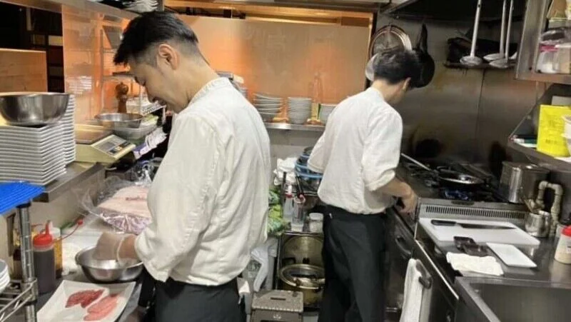 厨房で仕込みをするキッチンスタッフ