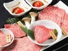 盛り付けられた黒毛和牛の盛り合わせ